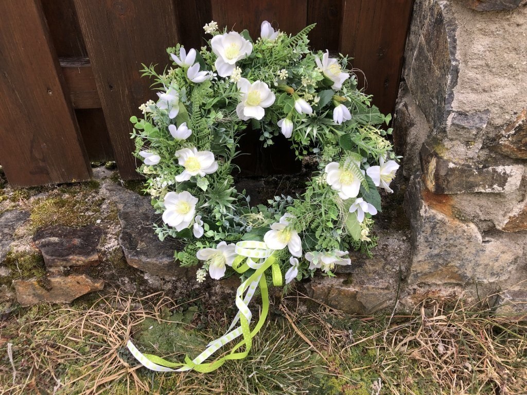 Jarní věnec na dveře bílé čemeřice a sněženky 36 cm